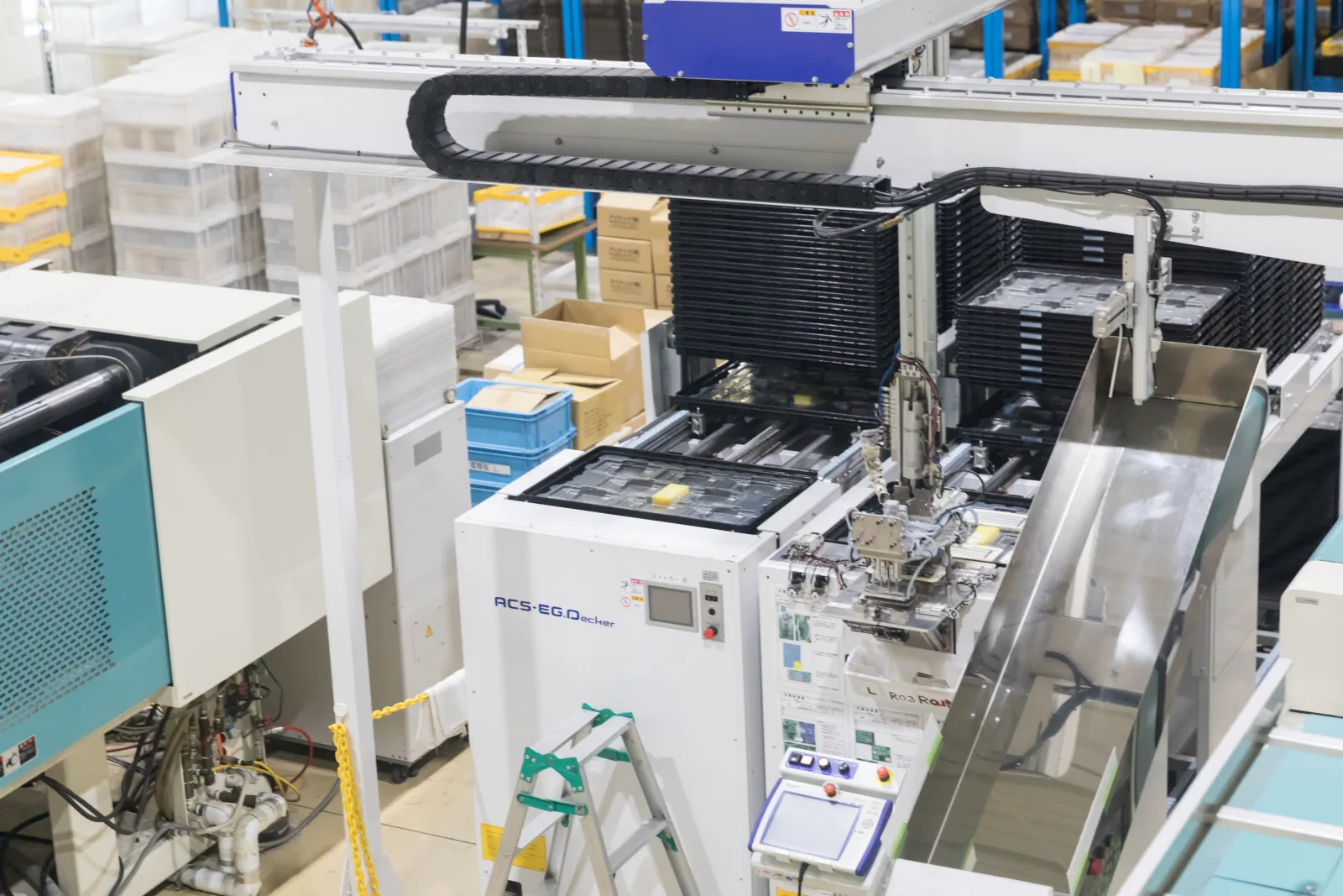Maquinaria automatizada en la línea de producción de Enagic