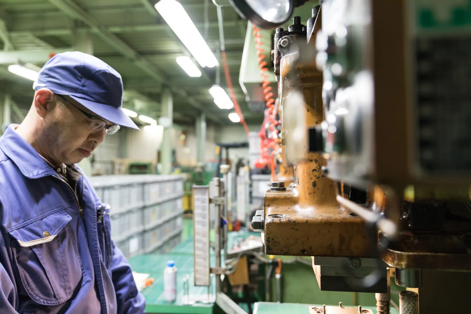 Un técnico mecanizando una pieza en la fábrica de Enagic en Japón