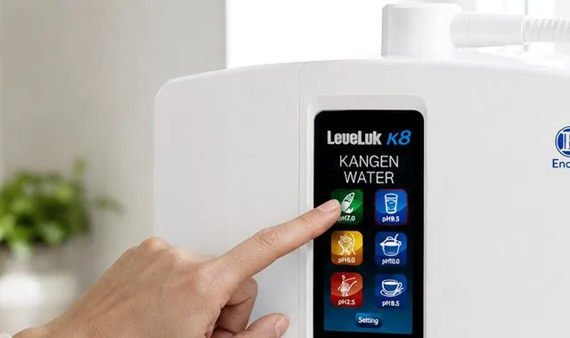 Un dedo seleccionando un tipo de agua en la pantalla táctil en color del K8
