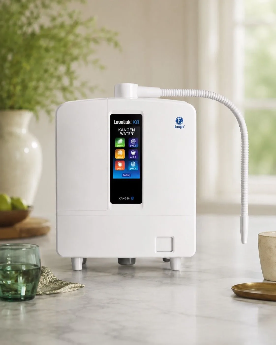 El LeveLuk K8 sobre una encimera de cocina de mármol junto a una ventana