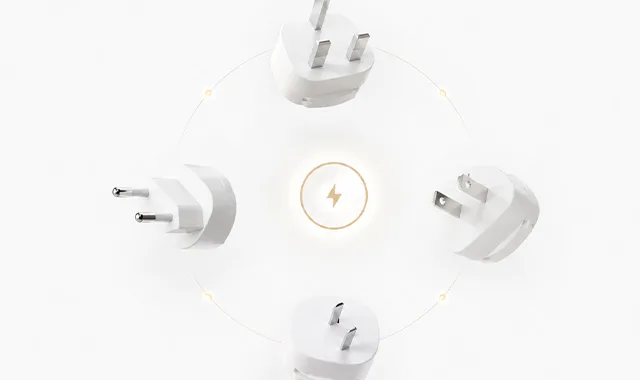 Adaptadores de enchufe internacionales colocados alrededor de un símbolo de corriente