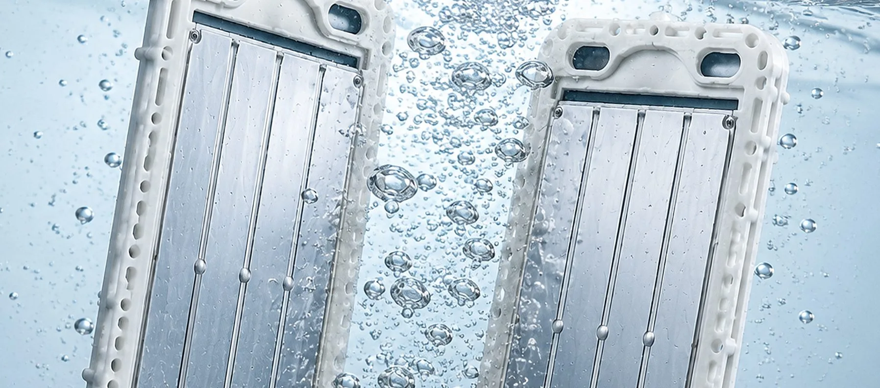 Las placas de titanio revestidas de platino electrolizando el agua, con finas burbujas subiendo entre ellas