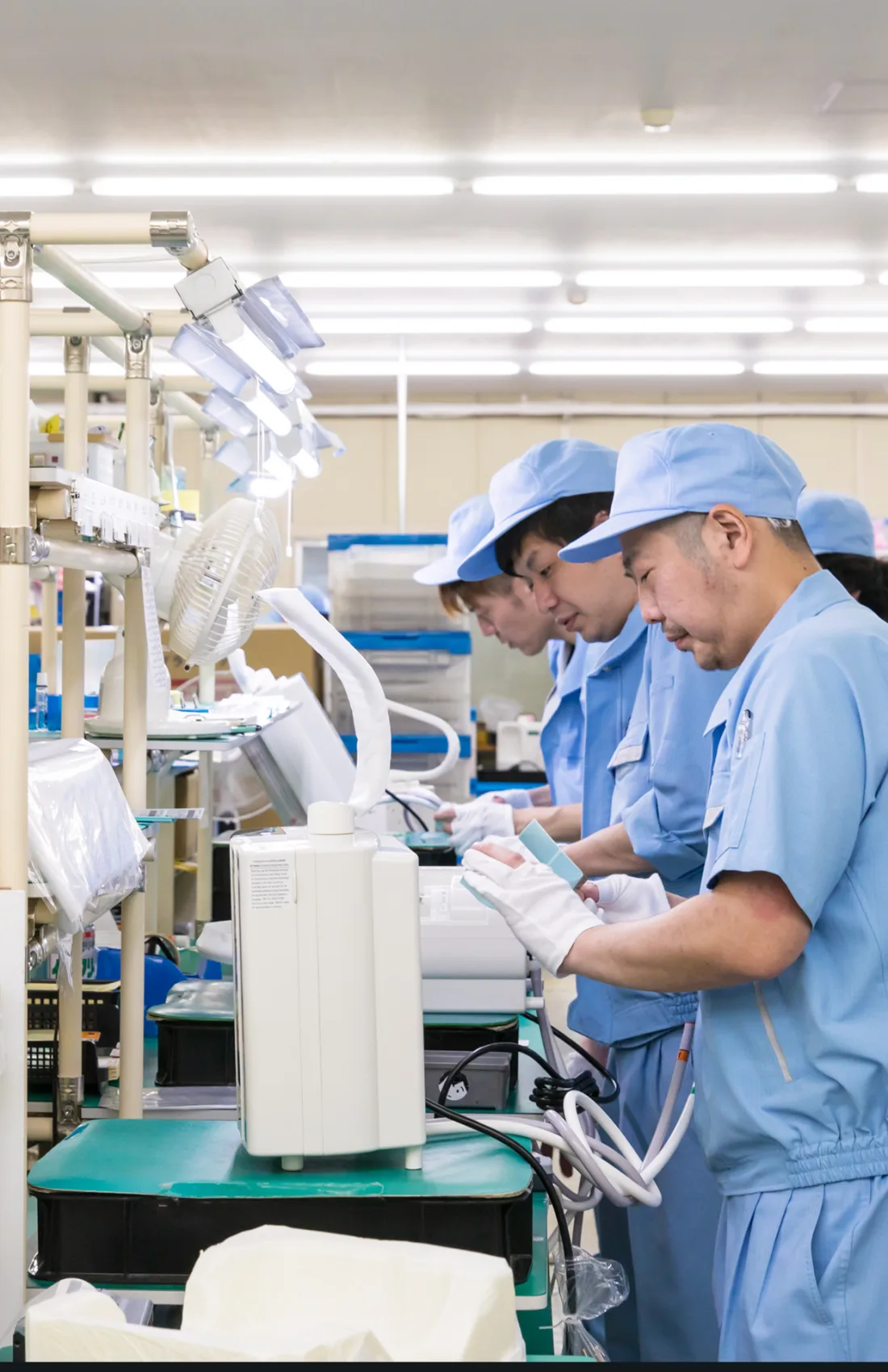 Trabajadores ensamblando a mano máquinas de Agua Kangen en la fábrica de Enagic en Japón